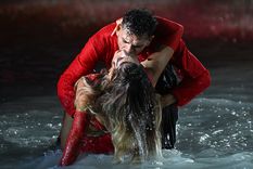 Los bailarines en el agua fueron muy aplaudidos por el público.