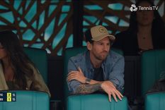 Leo Messi apareció en la transmisión oficial junto a Antonela durante el partido ente Djokovic y Dimitrov. Foto: captura de TV
