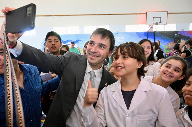 Nacho Torres celebró el dato sobre educación en Chubut. Foto: Prensa Ignacio Torres