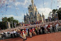 fanaticos de disney agotan en horas reservas para la reapertura en orlando