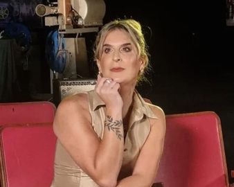 La entrevistadora no pudo contener las lágrimas al expresarse con sus seguidores. La entrevistadora no pudo contener las lágrimas al expresarse con sus seguidores.