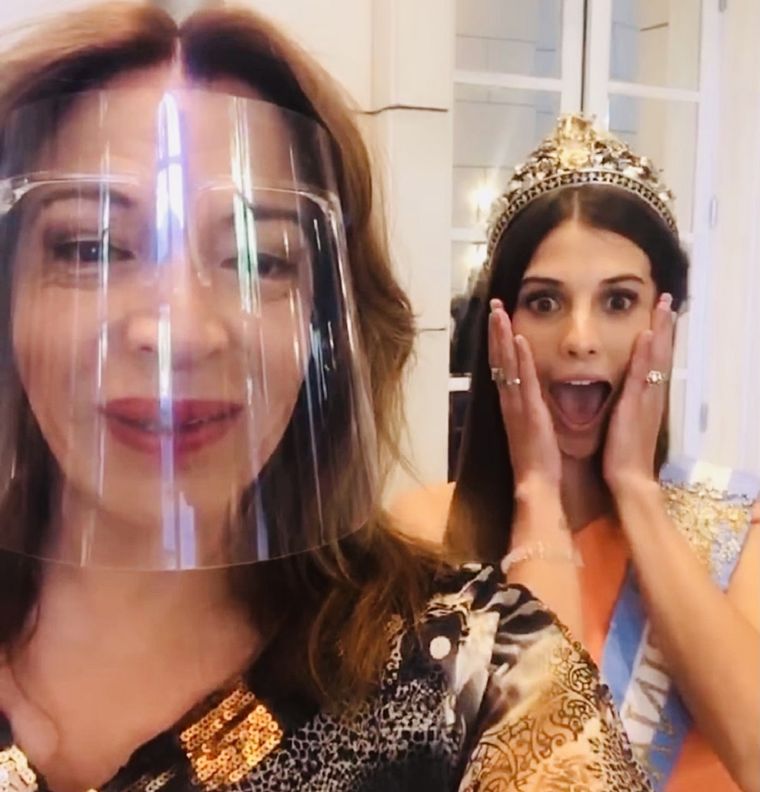 Lizy y Mayra Tous, la Reina de la Vendimia, divertidas.