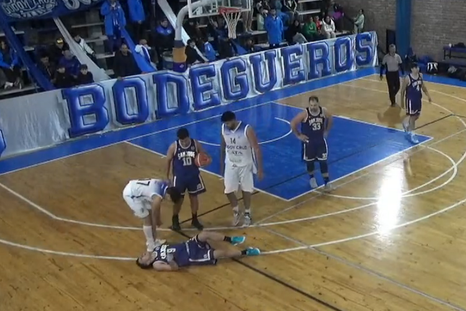 conmocion en el basquet mendocino: un jugador no sentia las piernas y espero 50 minutos por la ambulancia conmocion en el basquet mendocino: un jugador no sentia las piernas y espero 50 minutos por la ambulancia