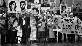 Entre otras efemérides, el 30 de abril se cumple un aniversario clave: 49 años de la primera ronda de las Madres de Plaza de Mayo.