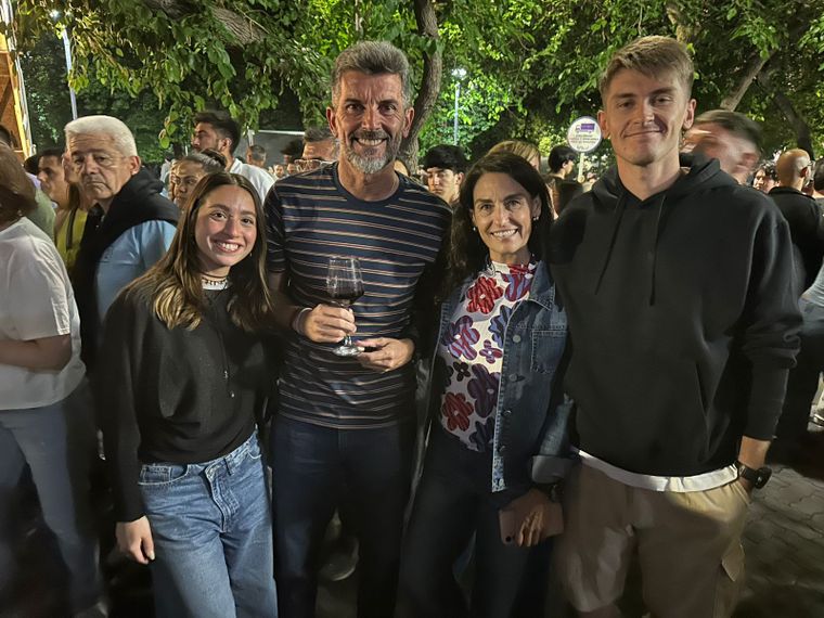 Ulpiano Suarez, intendente de la Ciudad, junto a su esposa y sus hijos. Ulpiano Suarez, intendente de la Ciudad, junto a su esposa y sus hijos.