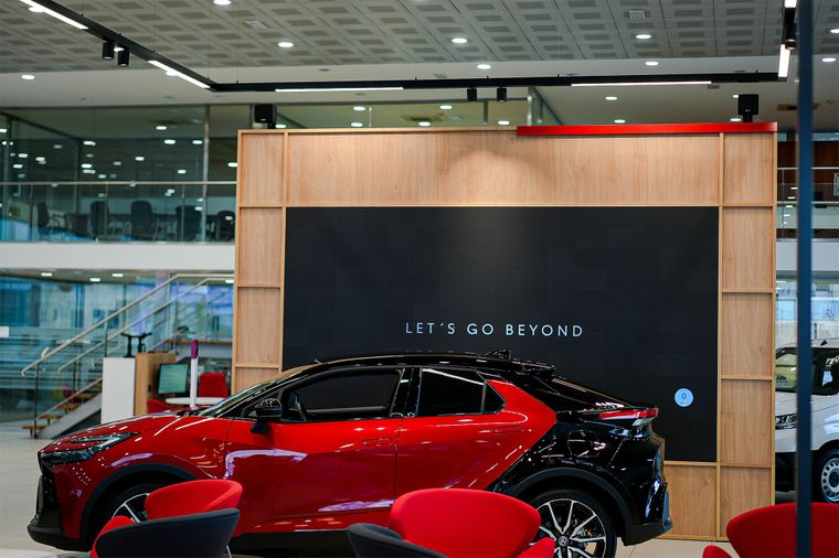 La tecnología de Samsung transforma los concesionarios de Toyota en espacios digitales e interactivos.
