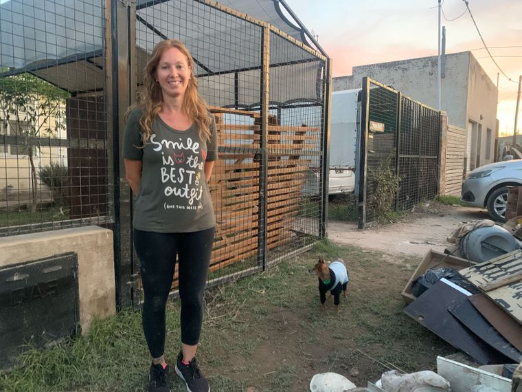 Vanesa Eliana Delhom, de la localidad de General Daniel Cerri, a la puerta de su casa que quedó bajo el agua en medio de las inundaciones de Bahía Blanca Foto: Agustina Castro / MDZ.