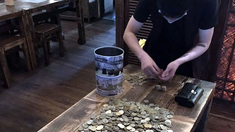 El joven contando su dinero. Foto: Twitter / @soygonzaloperez.