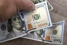 se derrumba el dolar: el oficial minorista se hundio $75 y el mayorista cayo $70