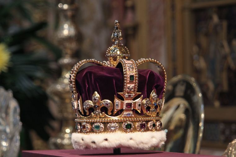 La corona más costosa está valuada en unos 17 millones de dólares y perteneció a quien fuera rey de Baviera entre 1806 y 1825. Foto: Readers Digest -  https://www.rd.com/wp-content/uploads/2019/03/service-to-commemorate-the-60th-anniversary-of-the-coronation-of-queen-elizabeth-ii-westminster-abbey-london-britain-04-jun-2013-scaled.jpg