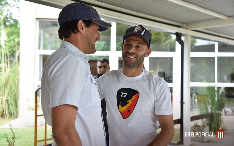 Mascherano junto a Agustín Alayes, secretario técnico del Pincha. Estudiantes de La Plata