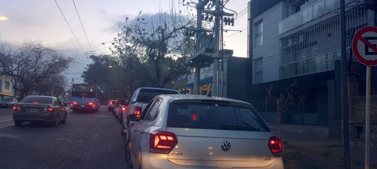 Las filas se registraron en una YPF ubicada cerca de la zona del Parque San Martín Foto: MDZ