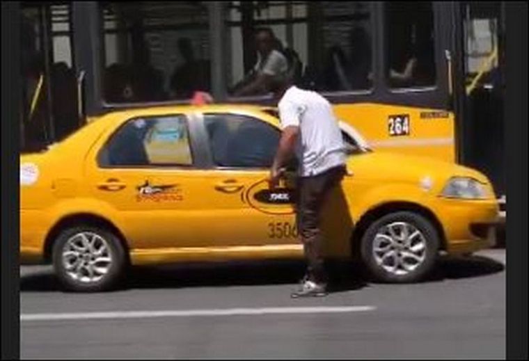 Se hizo viral un video en el que se ve cómo amedrentaban a taxistas cordobeses que no adherían al paro decretado ayer lunes Foto: Captura de video