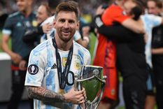 Después de la Copa América y la Finalissima, argentinos y extranjeros sueñan con que Lionel Messi levante el gran premio del fútbol mundial. Foto: EFE