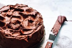 Esta torta húmeda de chocolate es deliciosa y muy fácil.