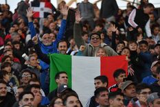Hinchas de Italia festejan el 4-1 inicial a Brasil en el Malvinas Argentinas. ¿Se podrá repetir la imagen en 2030? Foto: Télam