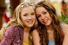 Emily Osment junto a Miley Cyrus, en los tiempos de la icónica serie Hannah Montana.