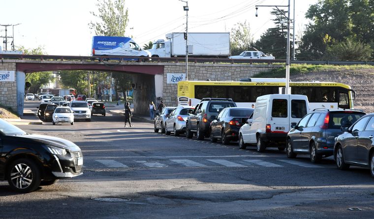 El nuevo esquema en las laterales del Acceso Este ya es parte de la rutina. Así se comporta el tránsito en la intersección de Rondeau y Arenales.