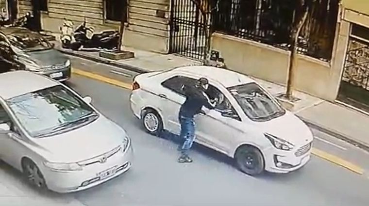 El violento ataque a una pasajera. Foto: Captura de pantalla