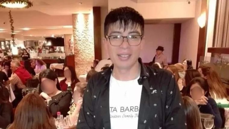 El docente fue encontrado semidesnudo en su cama