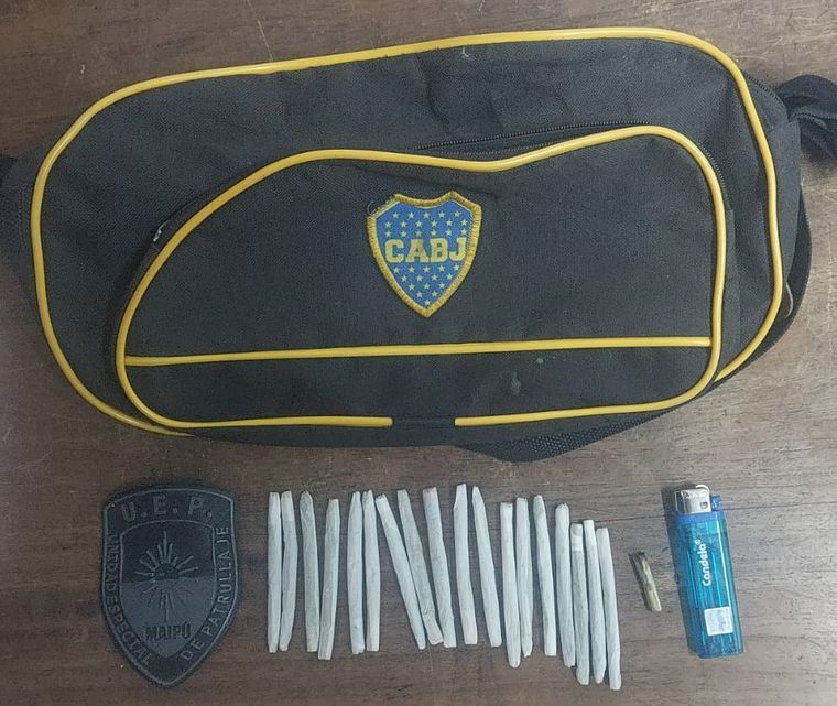 El sospechosos arrojó un bolso a una acequia y luego se dio a la fuga tras avistar a la policia en Maipú.