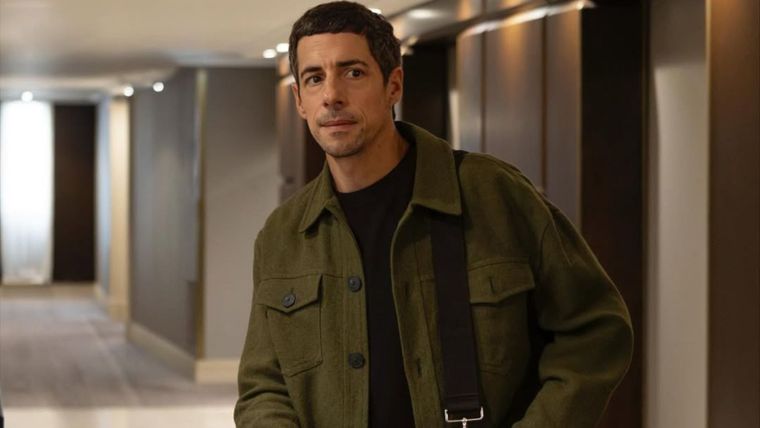 El artista anunció que publicará un libro de poesía. El artista anunció que publicará un libro de poesía.