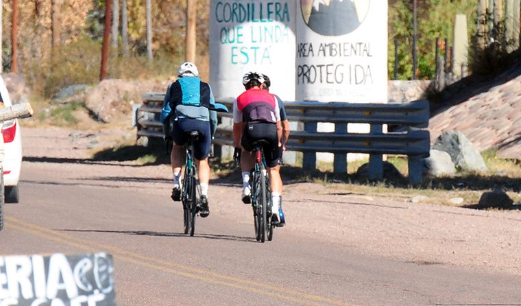 La convivencia entre automovilistas y ciclistas en las rutas y calles genera controversias.