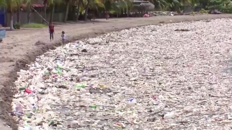 Grandes cantidades de basura en la playa de Omoa, en el norte de Honduras, el 19 de septiembre de 2020.