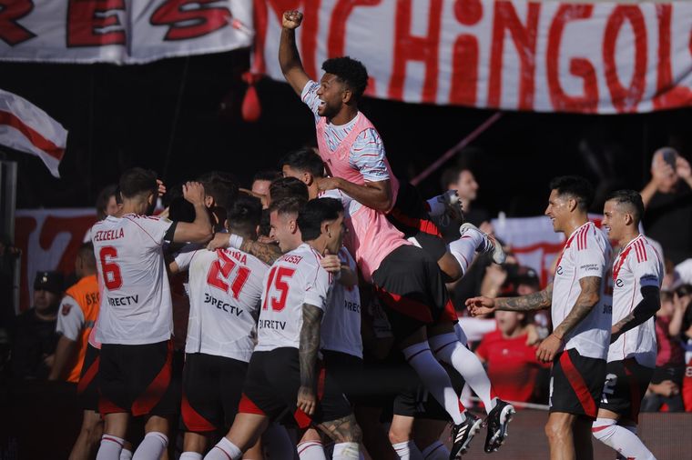 Las dos noticias que recibió Gallardo luego del 2-1 ante Boca. Foto: EFE