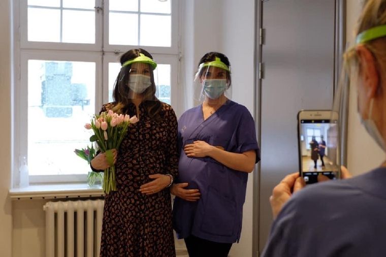 La princesa, que está en la dulce espera, se fotografió con simpatizantes y staff médico.