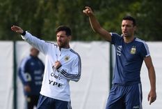 Lionel Messi y Lionel Scaloni en un entrenamiento de la Selección.