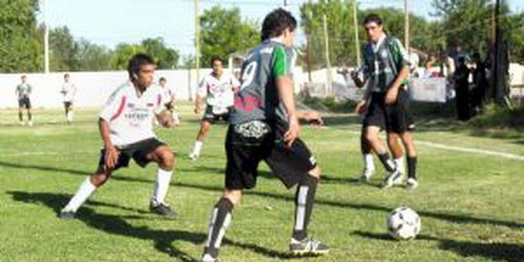 Escuela Deportiva y Huracán se verán las caras en la cancha de San Martín. Foto: Archivo