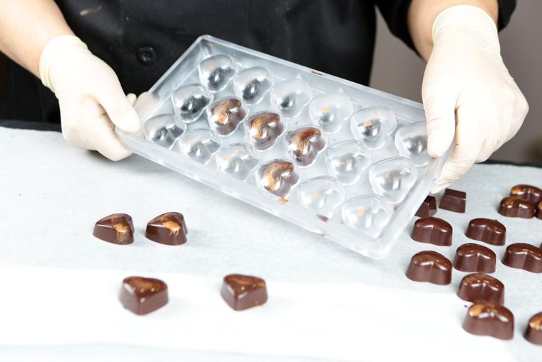 Al usar la técnica del templado en la receta de bombones, se consigue un brillo perfecto y un quiebre crujiente. Al usar la técnica del templado en la receta de bombones, se consigue un brillo perfecto y un quiebre crujiente.