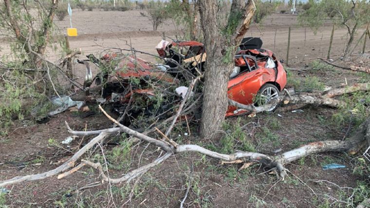 el auto quedó destruido Foto: Emol