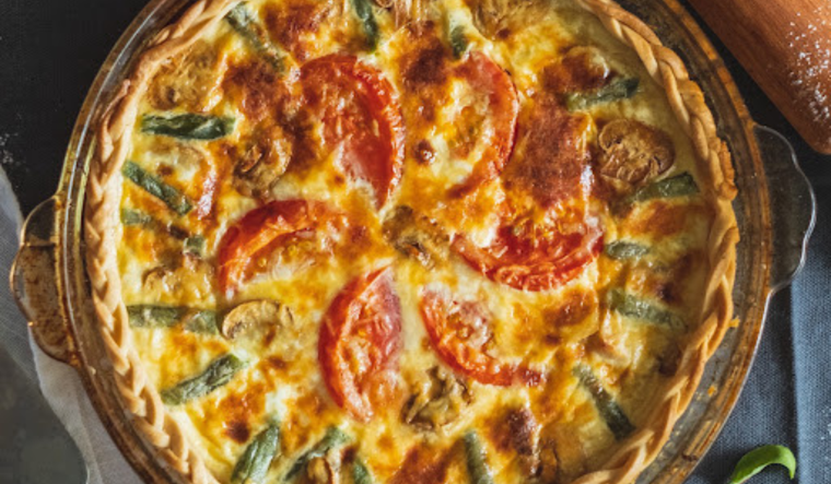 En Francia, la receta de quiche Lorraine es la más famosa, pero las variantes con verduras son ahora las más populares en cocina casera. En Francia, la receta de quiche Lorraine es la más famosa, pero las variantes con verduras son ahora las más populares en cocina casera.