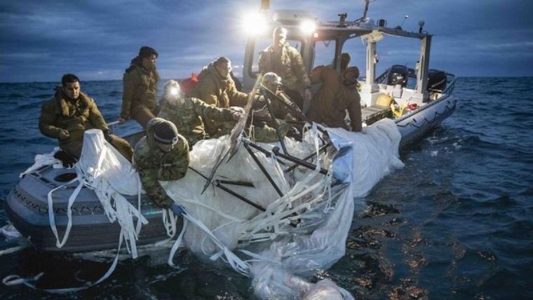 Barcos y buzos estadounidenses siguen buscando restos del globo derribado frente a la costa de Carolina del Sur. Foto: Getty Images
