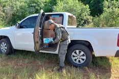 La camioneta del acusado en plena inspección de Gendarmería. Foto: Gendarmería Nacional