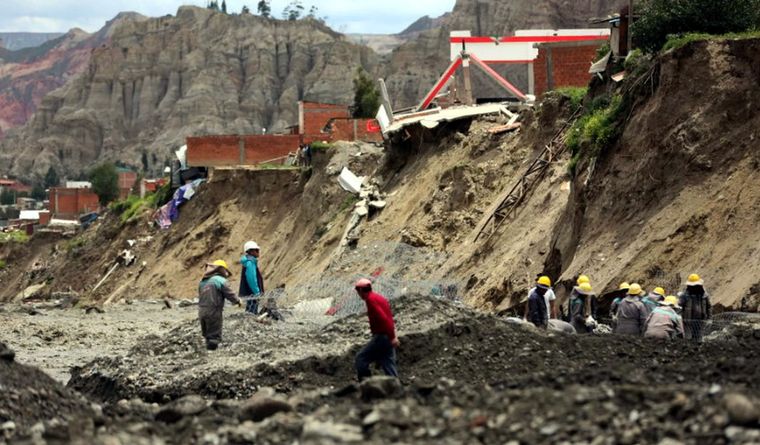 Bolivia sufre la desolación que dejaron el desborde de un río y las fuertes lluvias. Foto Efe Bolivia sufre la desolación que dejaron el desborde de un río y las fuertes lluvias. Foto Efe