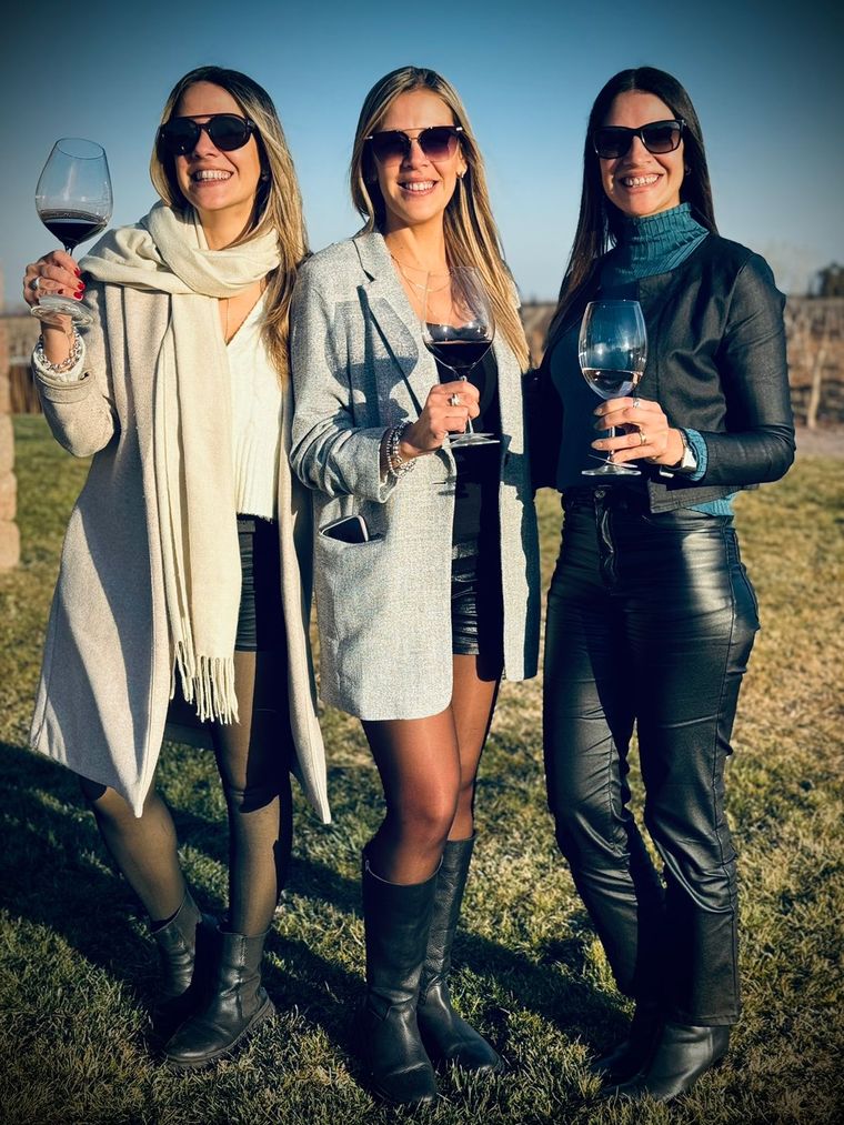 Ellas son felices en Finca Decero. No te pierdas, al final de la nota, la galería de fotos de los amigos bodegueando.