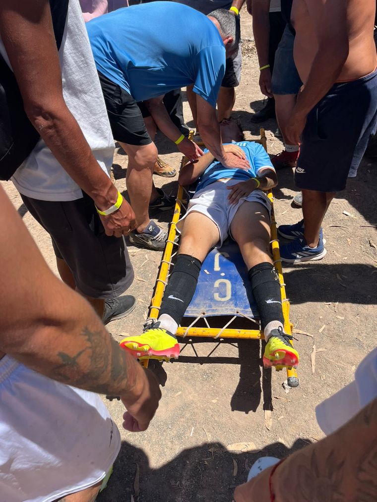 Uno de los jugadores del equipo ganador tuvo que ser atendido en la misma cancha.