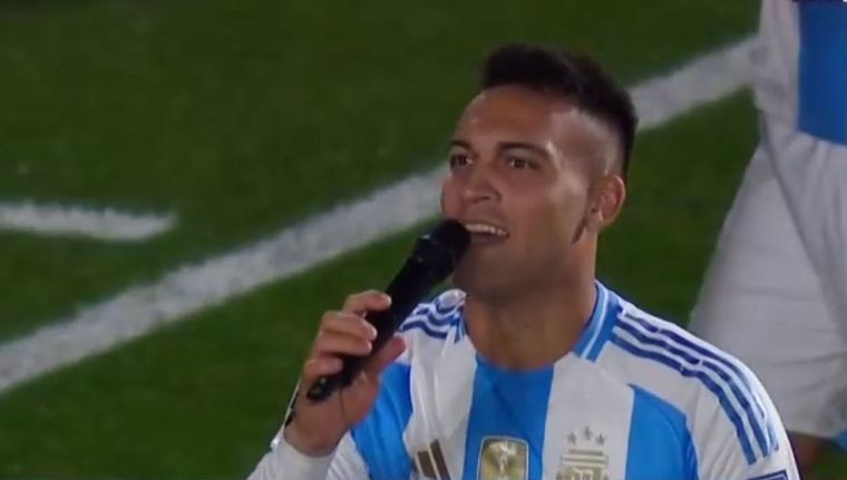 Lautaro Martínez y los cánticos en el estadio. Foto: Captura