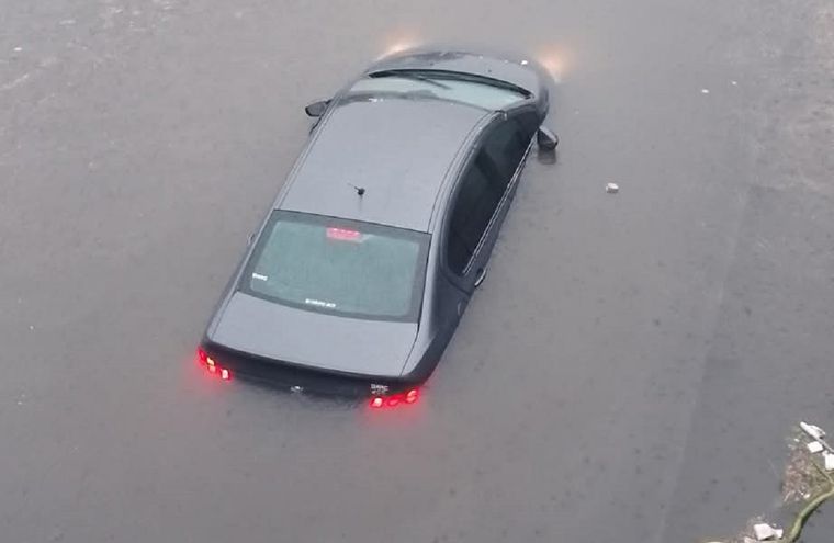 Las tormentas causaron imágenes impactantes de autos varados en calles anegadas del AMBA.
