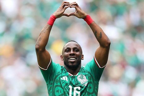 Julián Quiñones levantó a varios del asiento con su gol, regates y siempre buena colocación sobre el campo en el debut ante Sudáfrica. Julián Quiñones levantó a varios del asiento con su gol, regates y siempre buena colocación sobre el campo en el debut ante Sudáfrica.