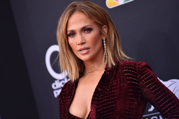 Jennifer Lopez brilla en alfombras rojas, pero jamás deja de lado su impronta urbana-deportiva en el street style. Foto: publinews.gt