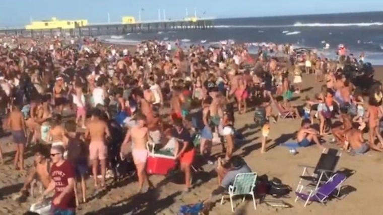 Playas desbordadas en Pinamar durante el fin de año.