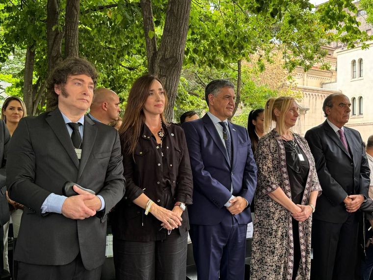 Javier Milei asistió al homenaje por el atentado en la Embajada de Israel junto a Victoria Villarruel Foto: Oficina del Presidente