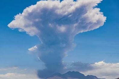 MDZol | El volcán Lascar emitió una columna de humo que alcanzó los 6.000 metros. Foto: GETTY IMAGES