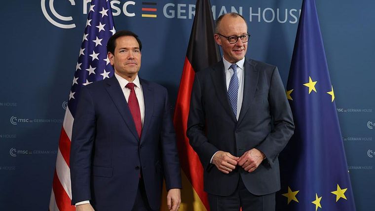 El canciller alemán, Friedrich Merz (der.), y el secretario de Estado estadounidense, Marco Rubio, en la Conferencia de Seguridad de Múnich