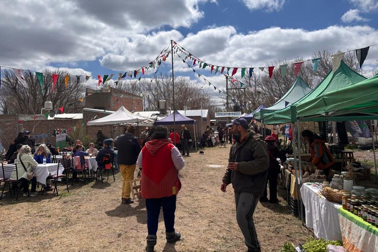 Crece desde el Pie realiza dos ferias al año, una en el Valle de Uco y la otra en Real del Padre. Crece desde el Pie realiza dos ferias al año, una en el Valle de Uco y la otra en Real del Padre.