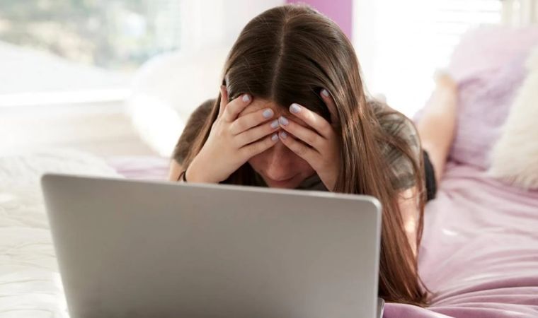 La joven interrumpió sus clases para tener sexo pero olvidó cerrar el micrófono